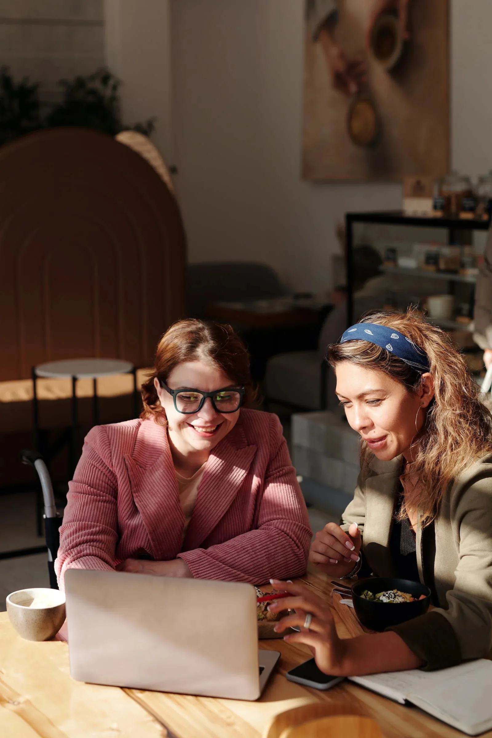 Twee collega’s in gesprek aan een laptop